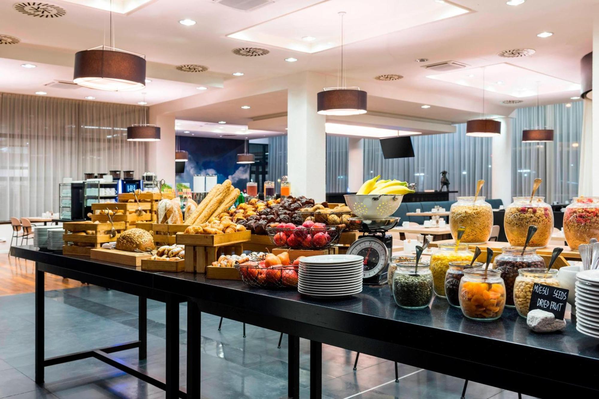 Courtyard By Marriott Prague Airport Hotel Kültér fotó
