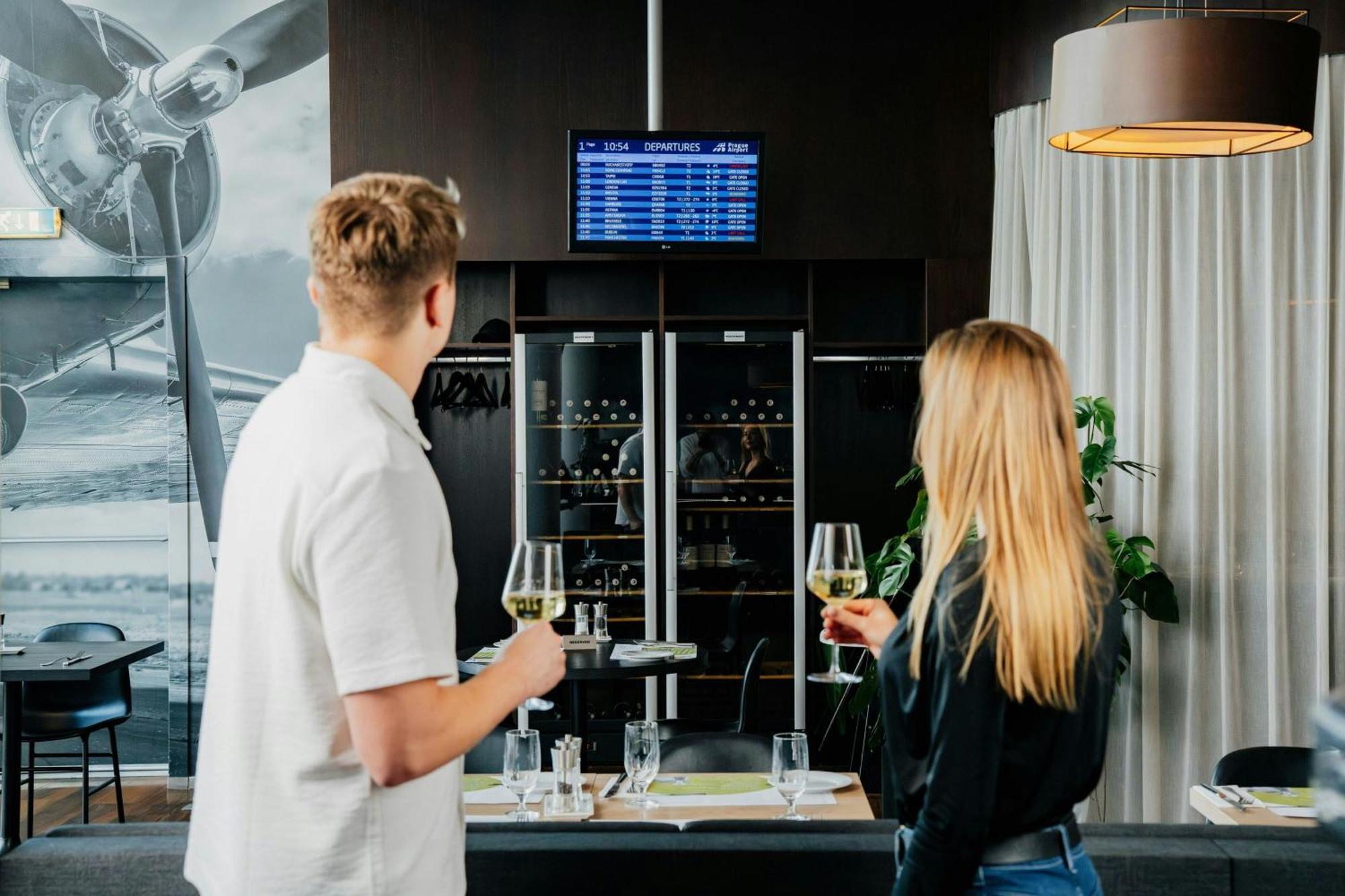 Courtyard By Marriott Prague Airport Hotel Kültér fotó